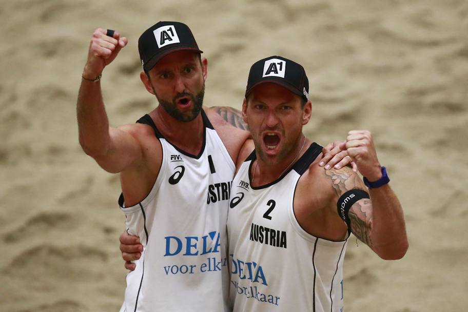 Beach volley world tour nei Paesi Bassi, esultanza per la vittoria nella partita tra Austria e Lettonia (Getty Images)